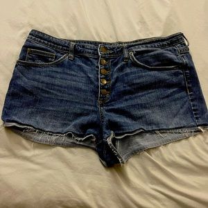 Denim frayed shorts